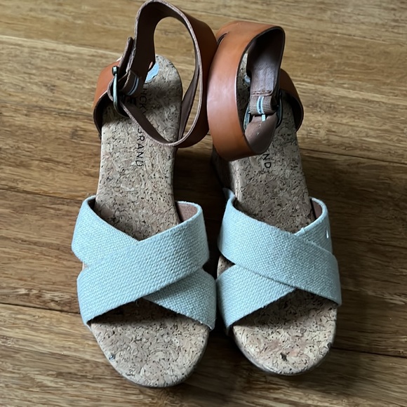 NEW LUCKY BRAND Strappy Tan/Brown Wedge Sandals sz 7.5 - Picture 4 of 6